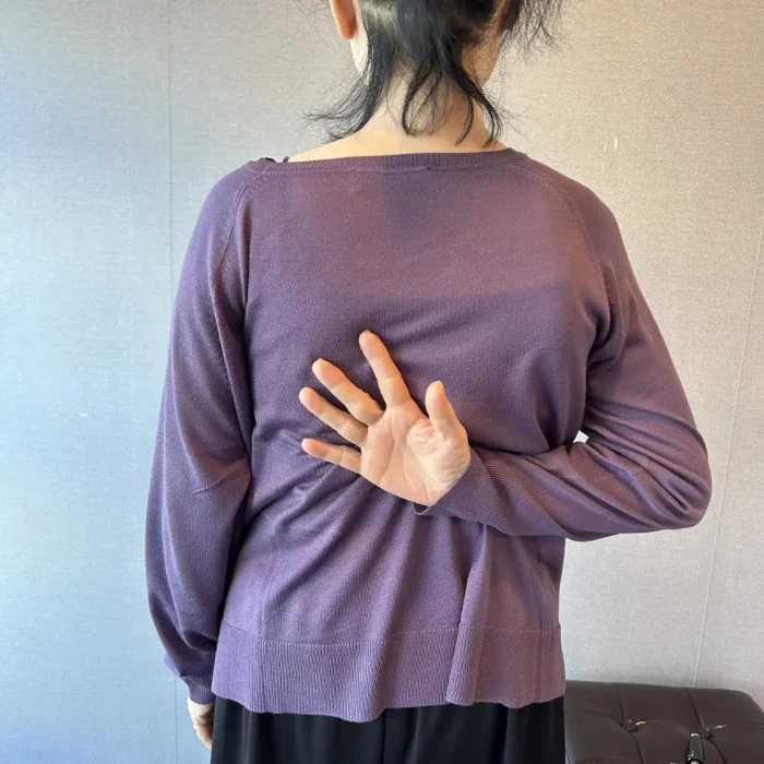 치료 후 등을 곧게 펴고 선 환자 뒷모습