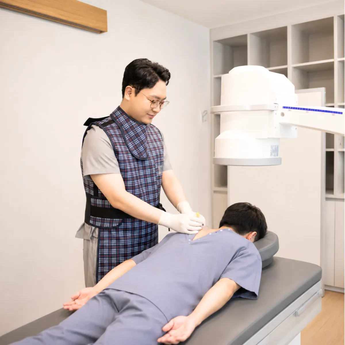 의료진이 방사선 장비를 이용해 목 주사 치료를 시행하는 모습