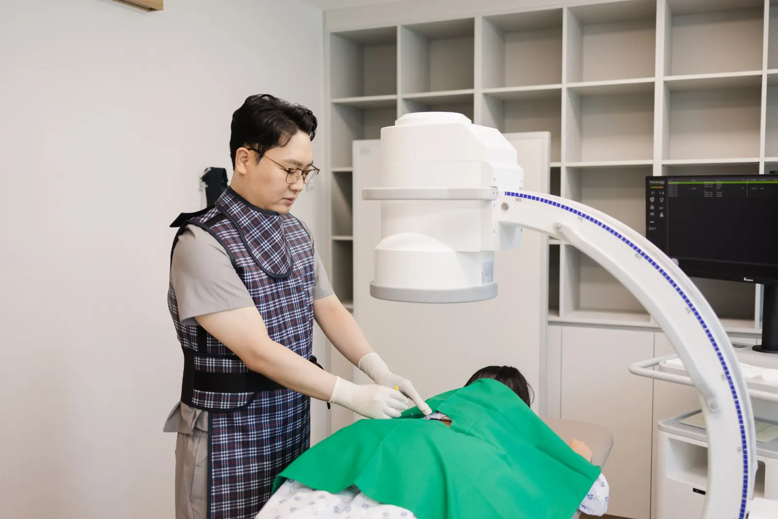 대상포진 신경차단술을 시행하는 모습