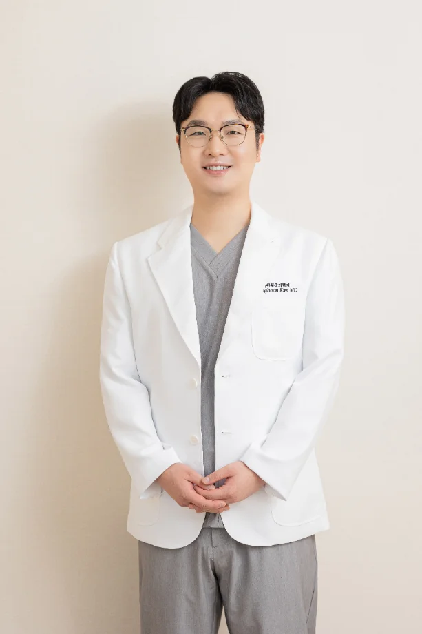 흰 가운을 입고 미소 짓는 김성훈 대표원장 프로필 사진