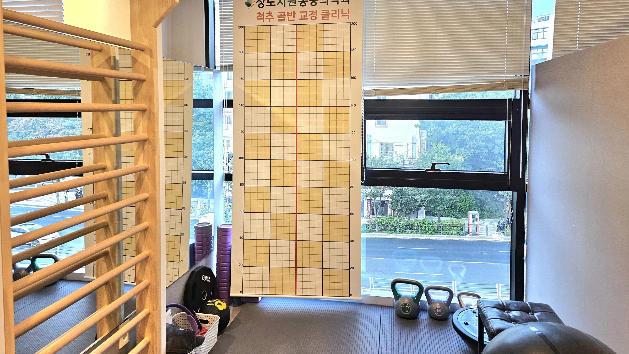 척추·골반 정렬 측정판과 운동 기구가 있는 운동치료실